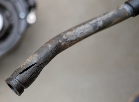 燃料漏れの危険がある劣化したホース